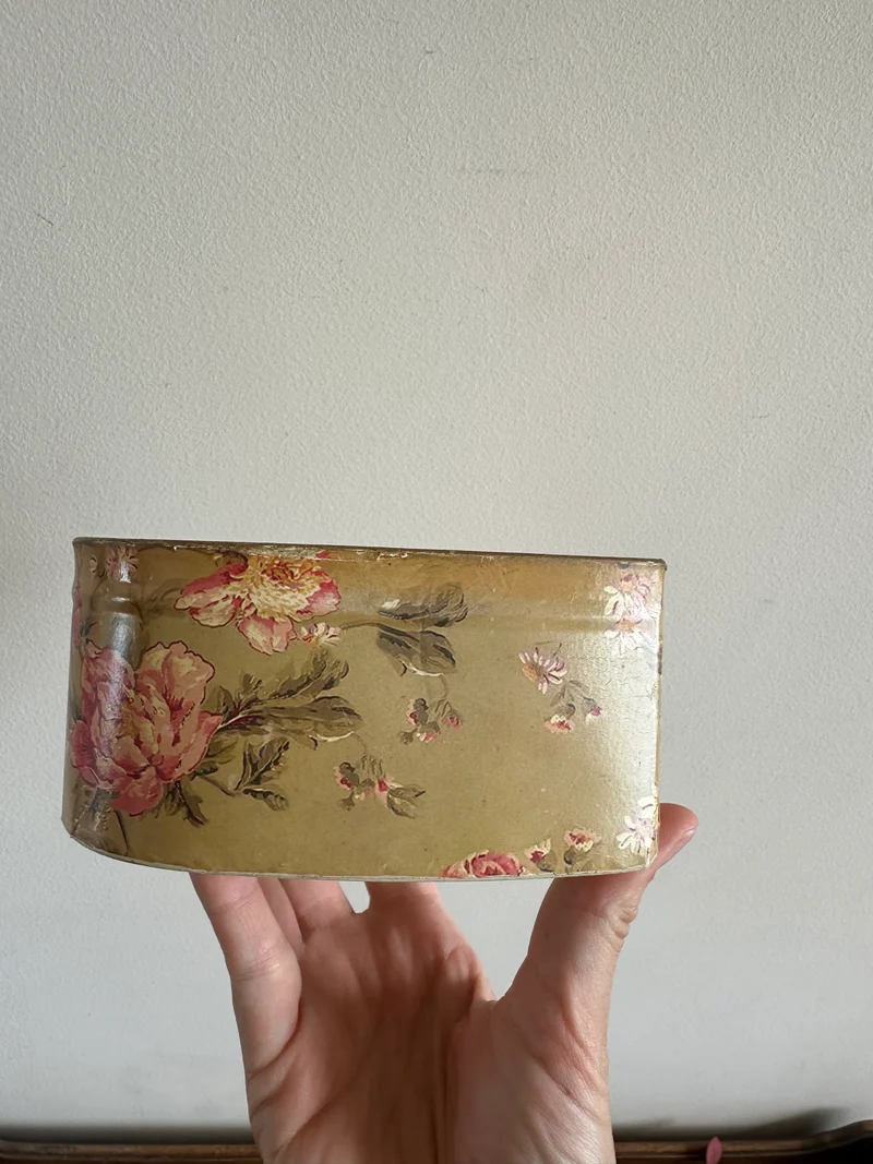 Boite en métal forme de coeur motifs fleurs anglaises