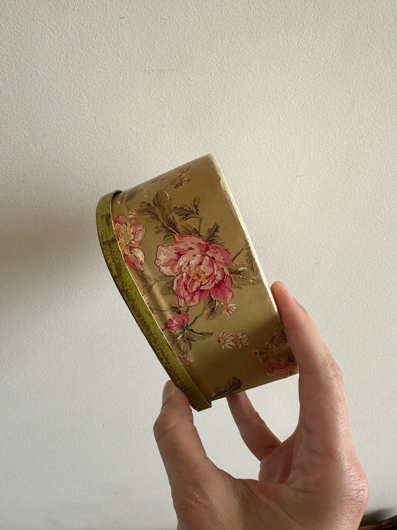 Boite en métal forme de coeur motifs fleurs anglaises