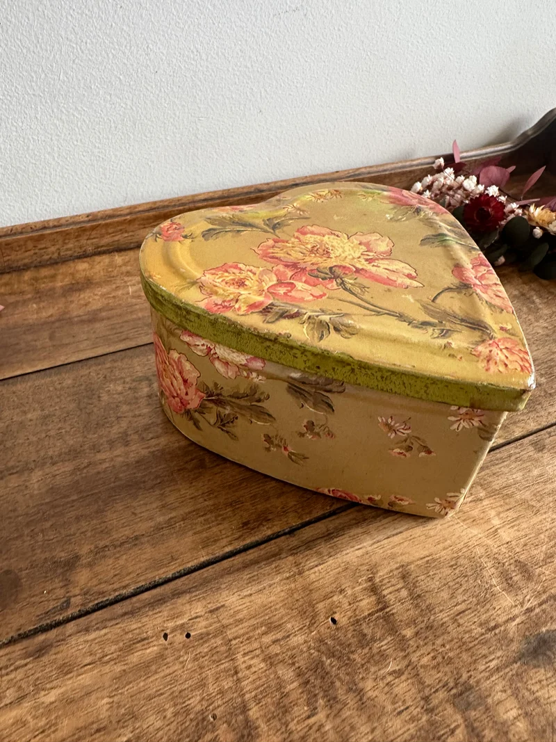Boite en métal forme de coeur motifs fleurs anglaises
