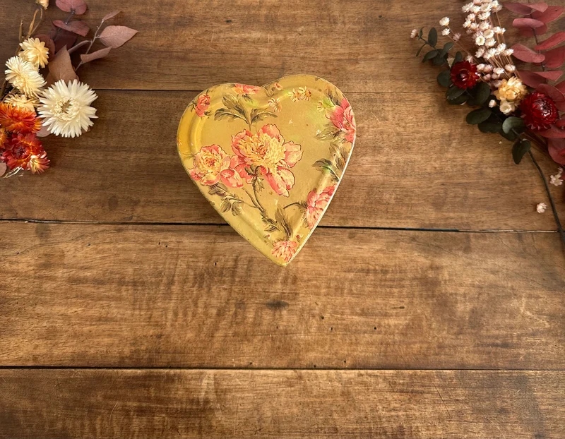 Boite en métal forme de coeur motifs fleurs anglaises