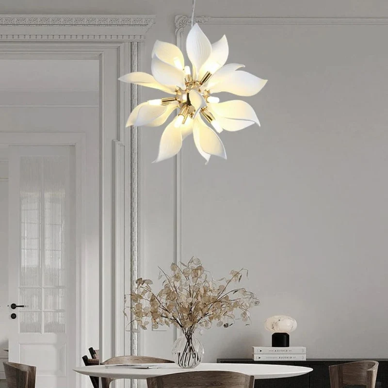 Lustre de Salon Fleurs Blanches en Céramique – Élégance Intemporelle