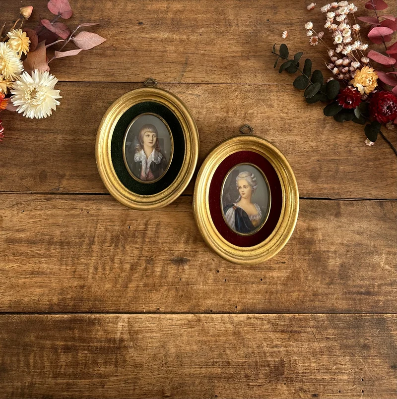 Médaillons en velours vert et rouge sur porcelaine 19ème