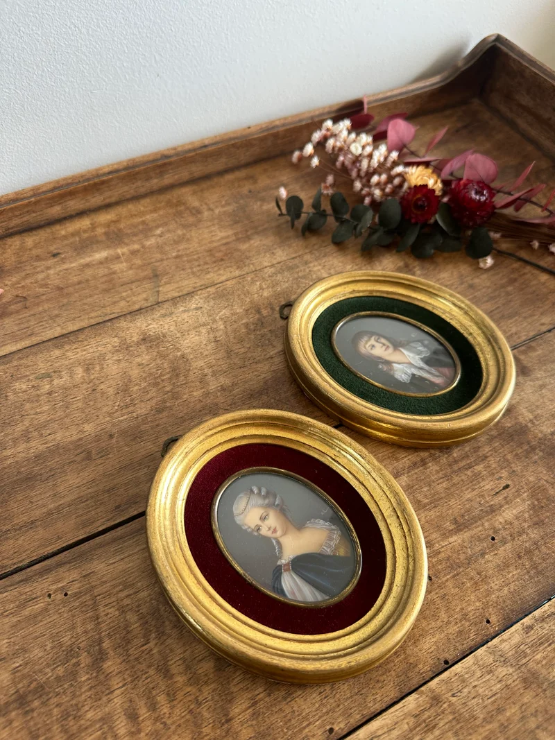 Médaillons en velours vert et rouge sur porcelaine 19ème