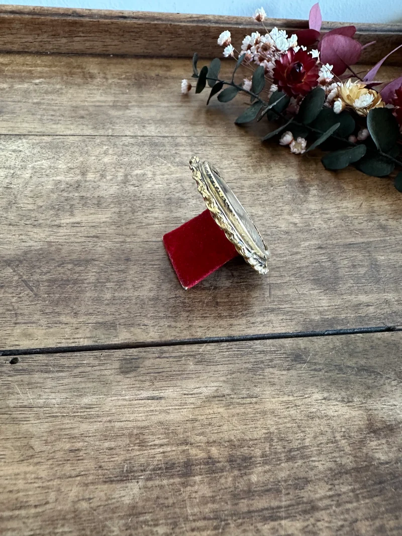 Médaillon à poser de la Vierge cerclé de métal doré