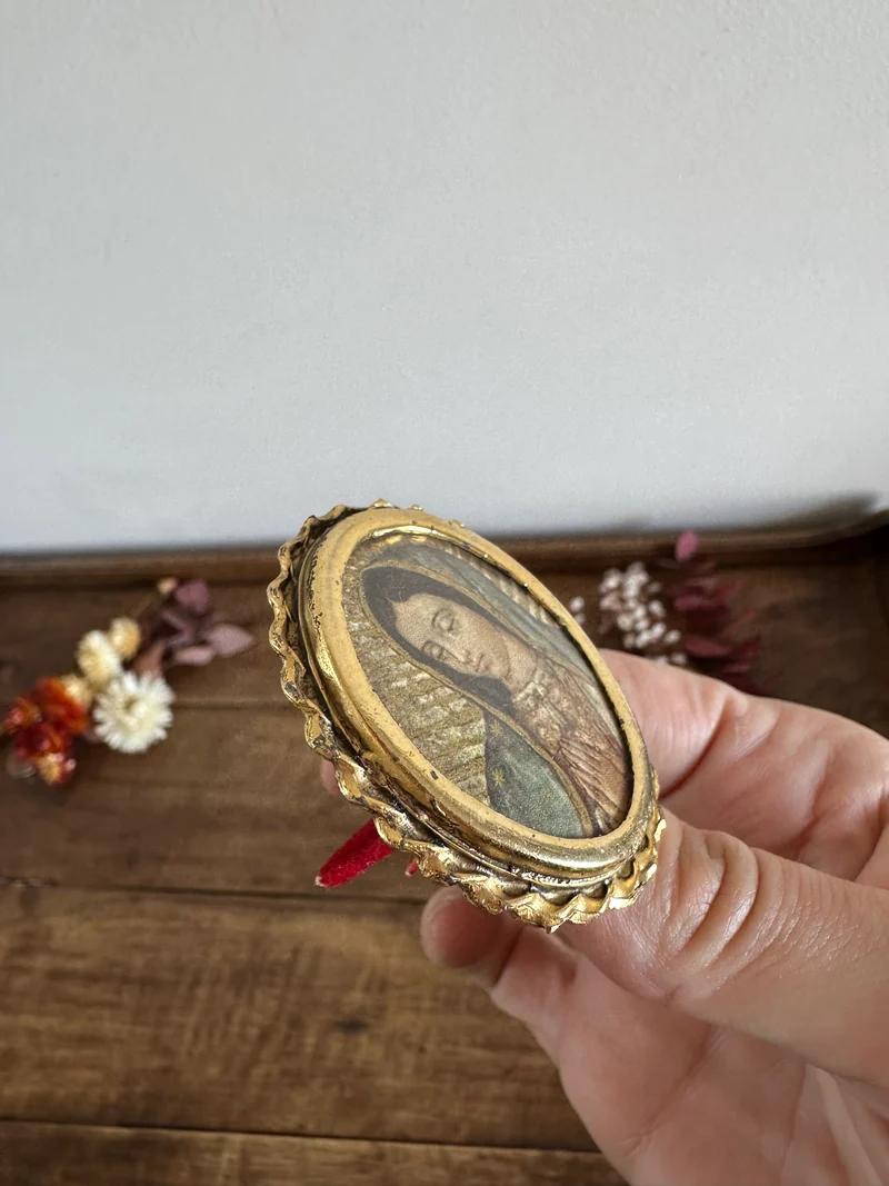 Médaillon à poser de la Vierge cerclé de métal doré