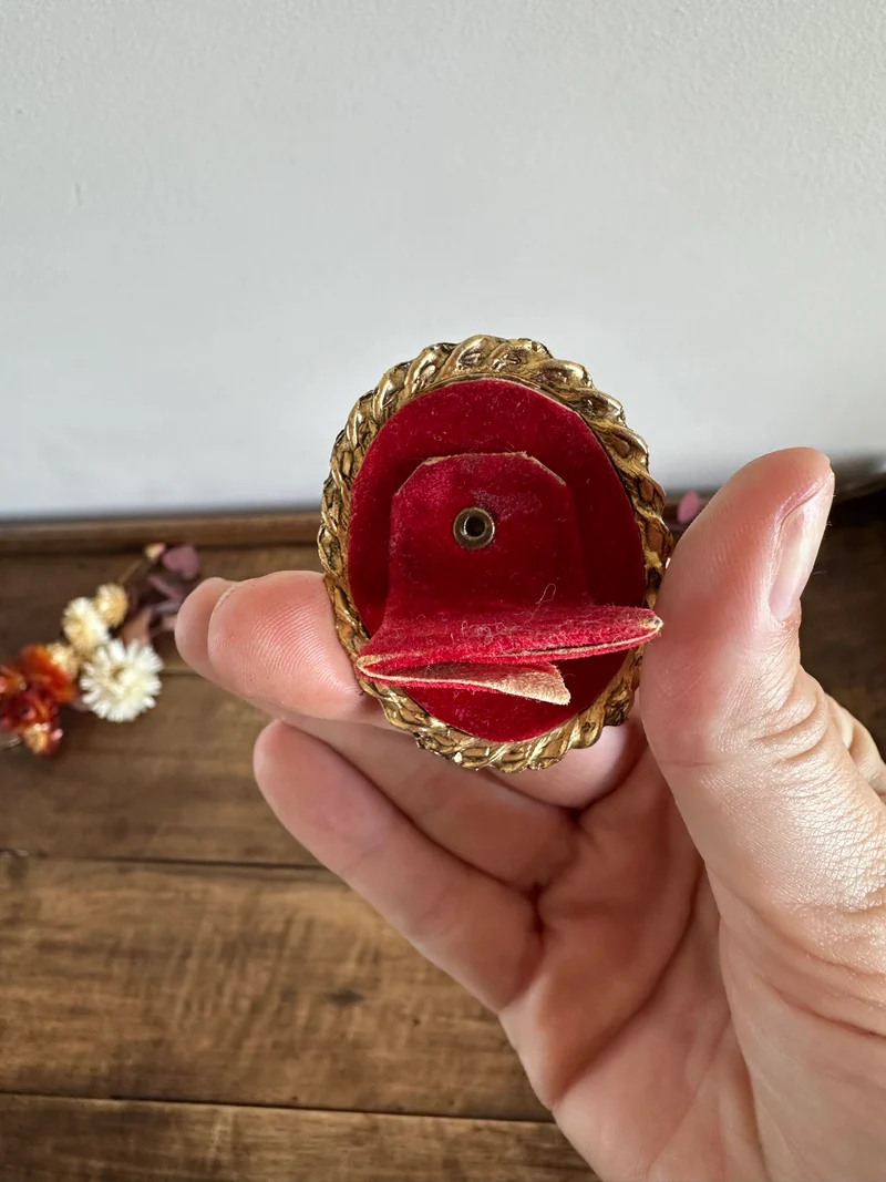 Médaillon à poser de la Vierge cerclé de métal doré