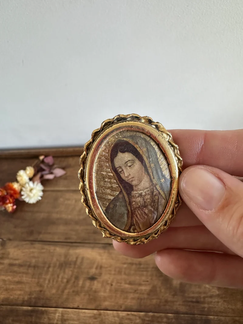 Médaillon à poser de la Vierge cerclé de métal doré