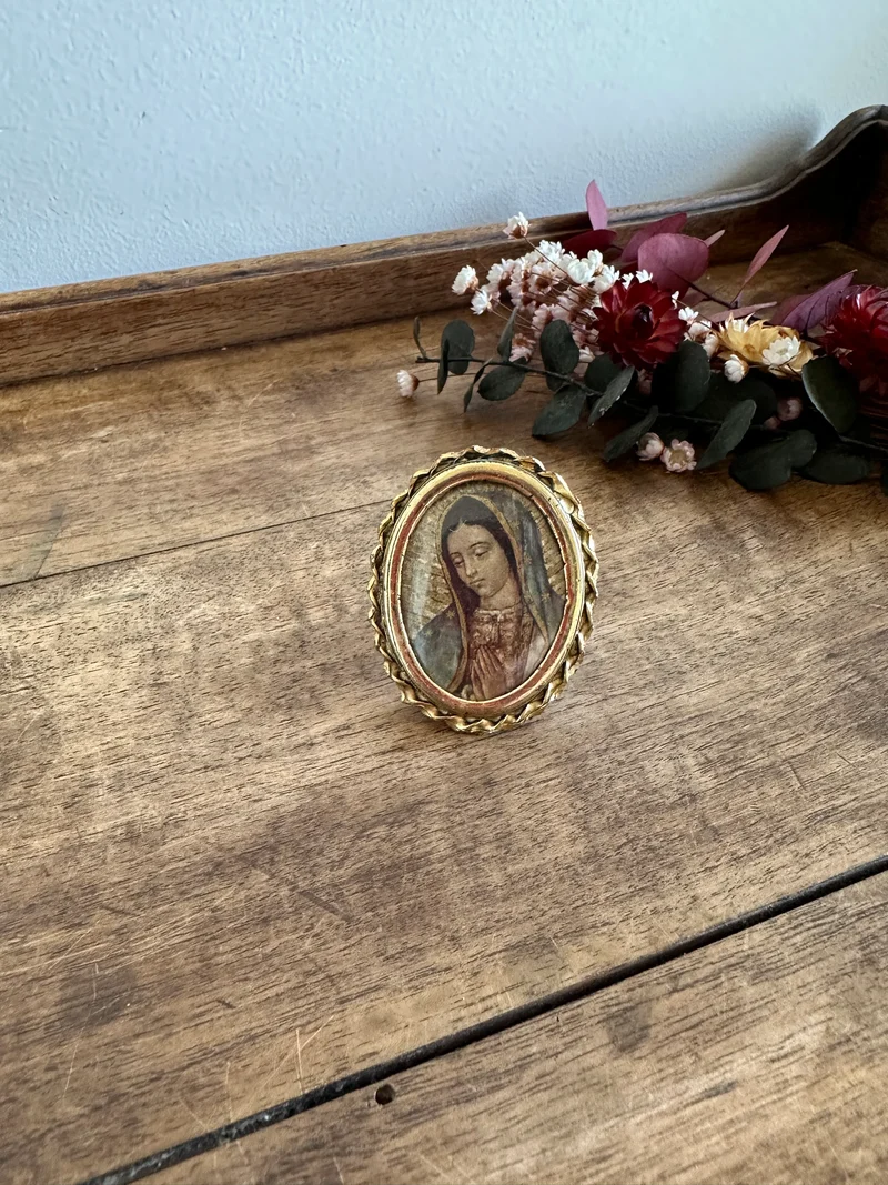 Médaillon à poser de la Vierge cerclé de métal doré