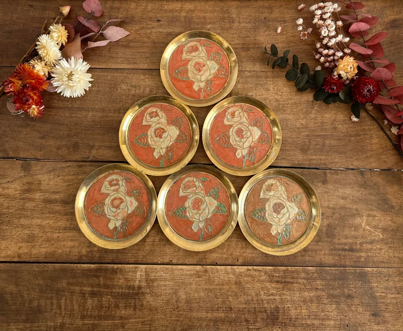 Coupelles en laiton émaillé tons orangés motifs roses blanches
