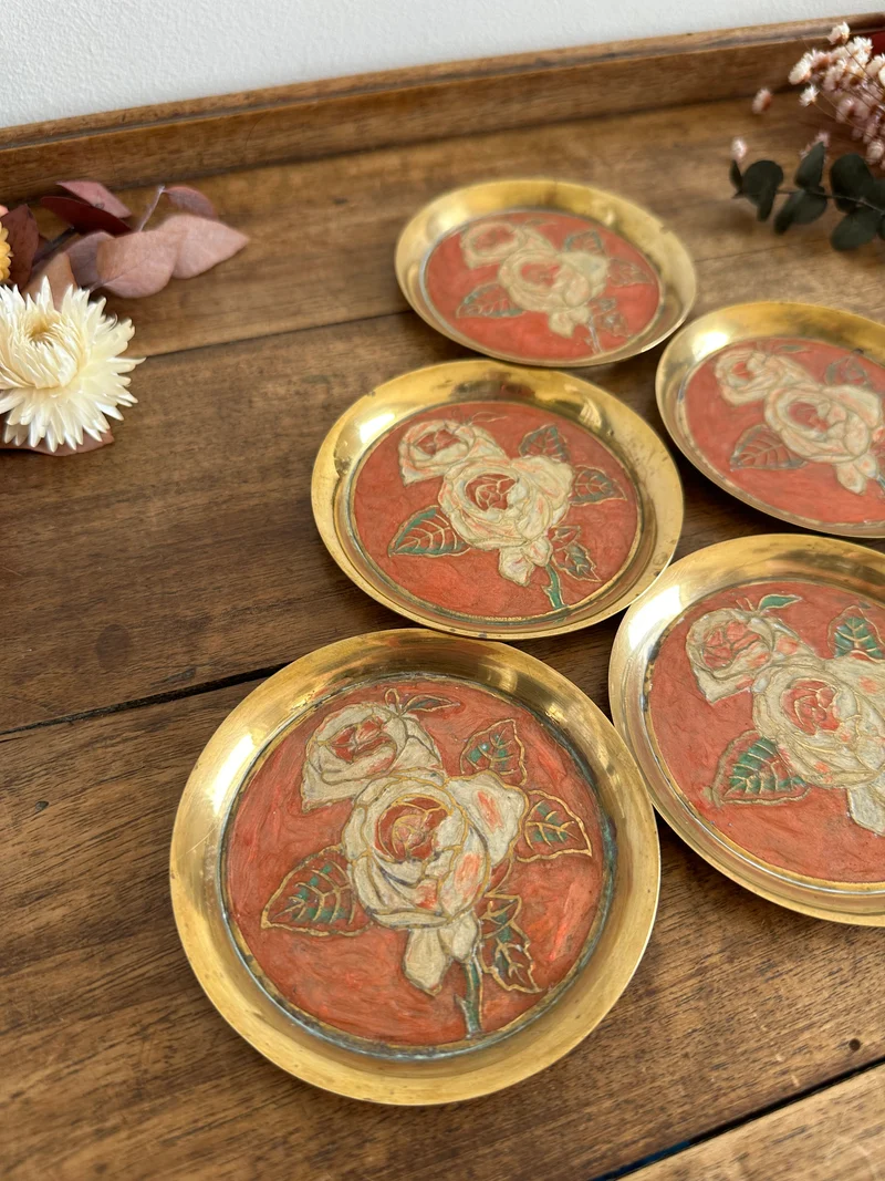 Coupelles en laiton émaillé tons orangés motifs roses blanches
