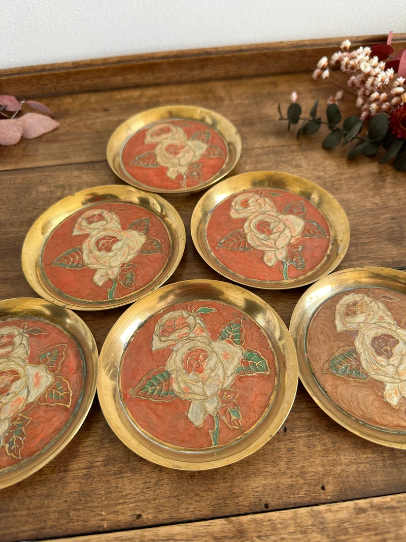 Coupelles en laiton émaillé tons orangés motifs roses blanches