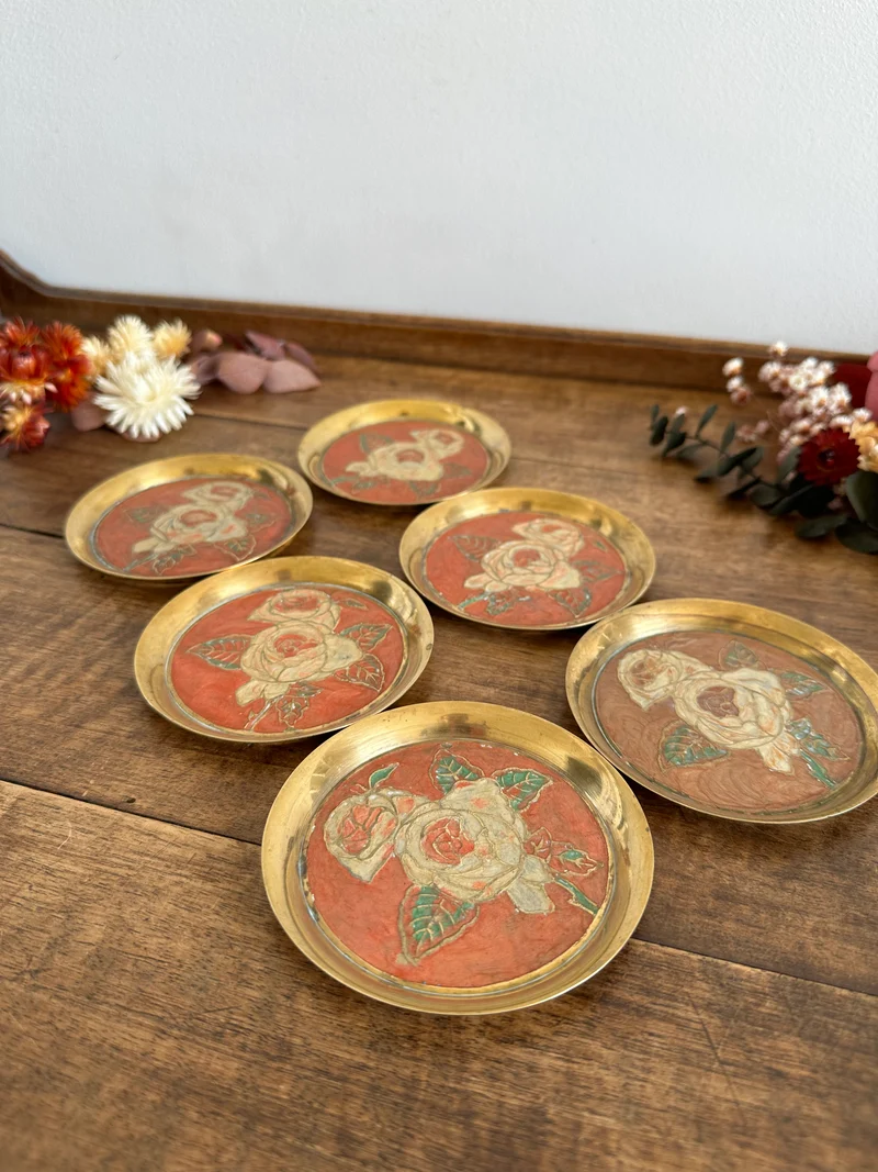 Coupelles en laiton émaillé tons orangés motifs roses blanches