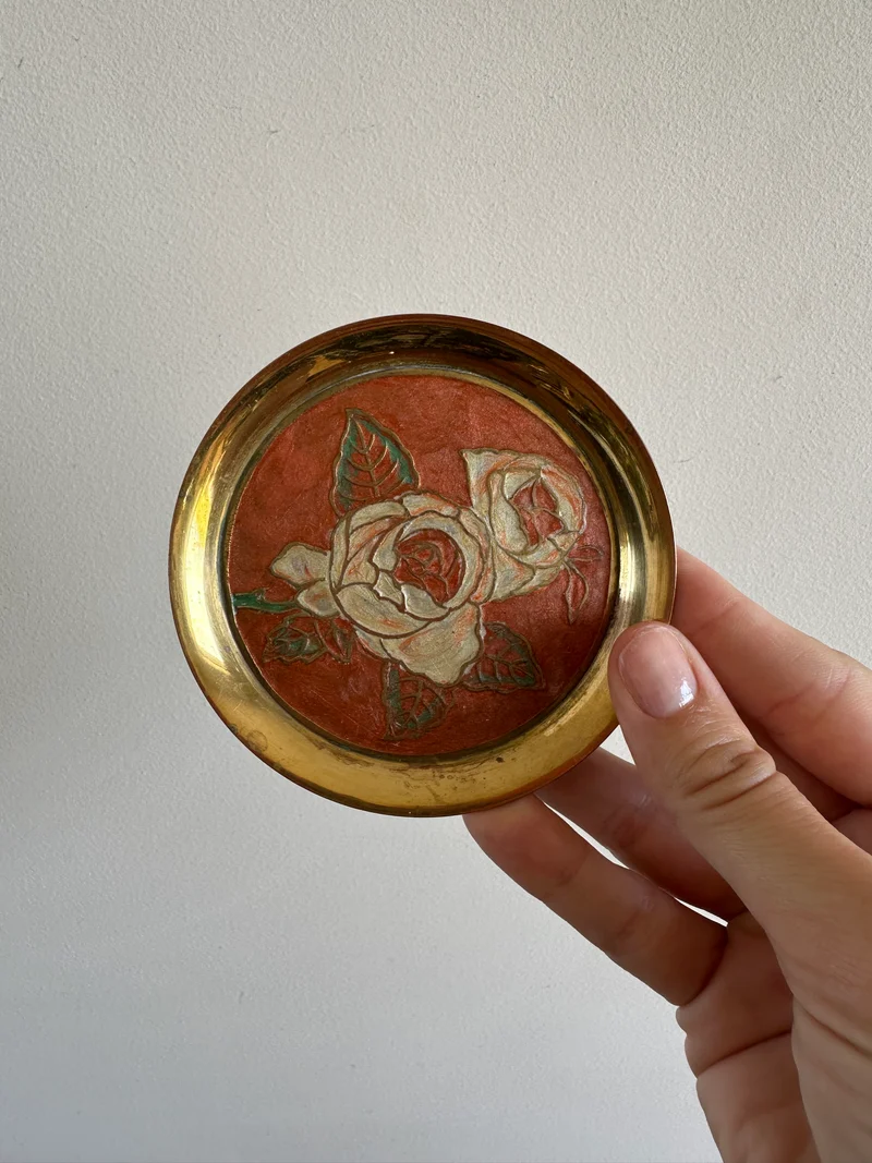 Coupelles en laiton émaillé tons orangés motifs roses blanches