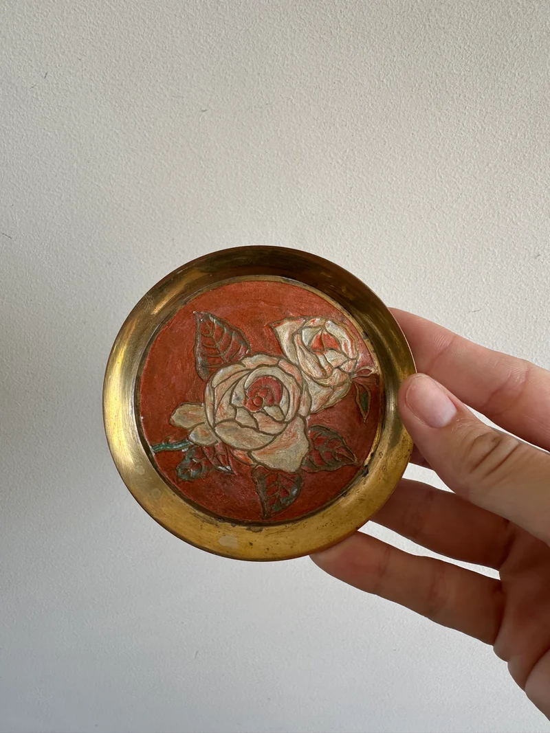 Coupelles en laiton émaillé tons orangés motifs roses blanches