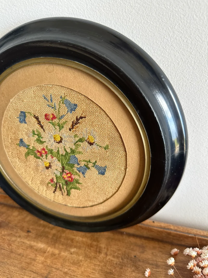 Broderie florale 19ème cadre en bois rond foncé
