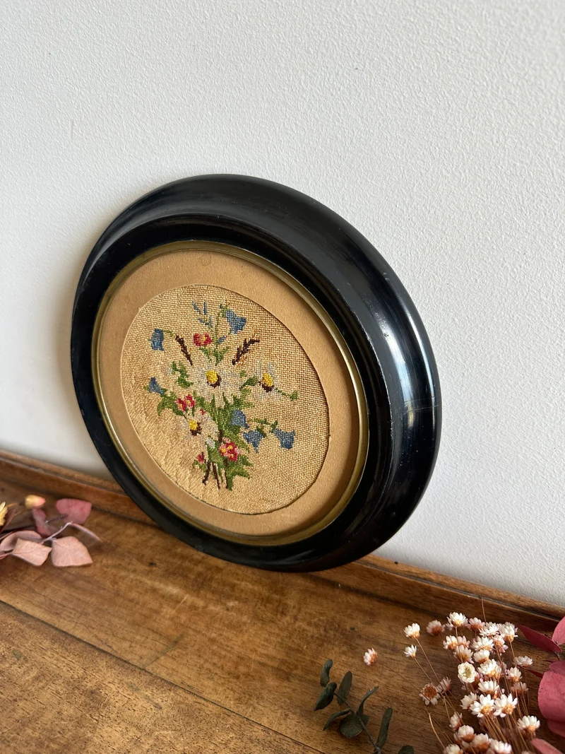 Broderie florale 19ème cadre en bois rond foncé