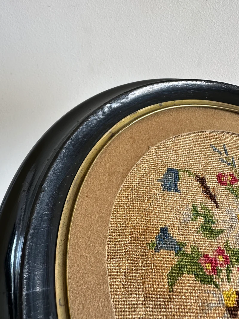 Broderie florale 19ème cadre en bois rond foncé