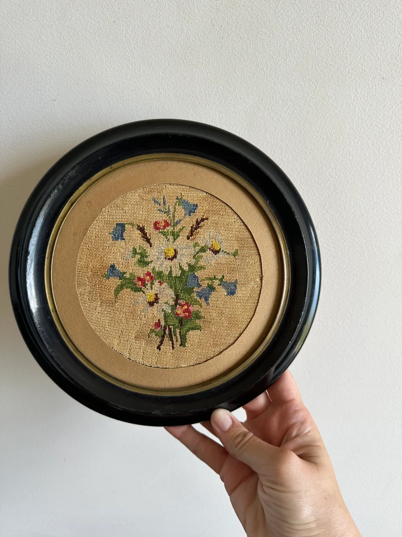 Broderie florale 19ème cadre en bois rond foncé