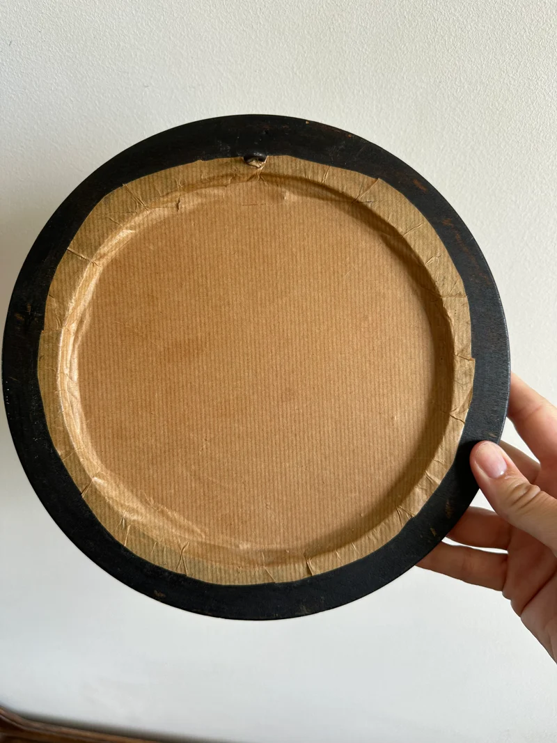 Broderie florale 19ème cadre en bois rond foncé