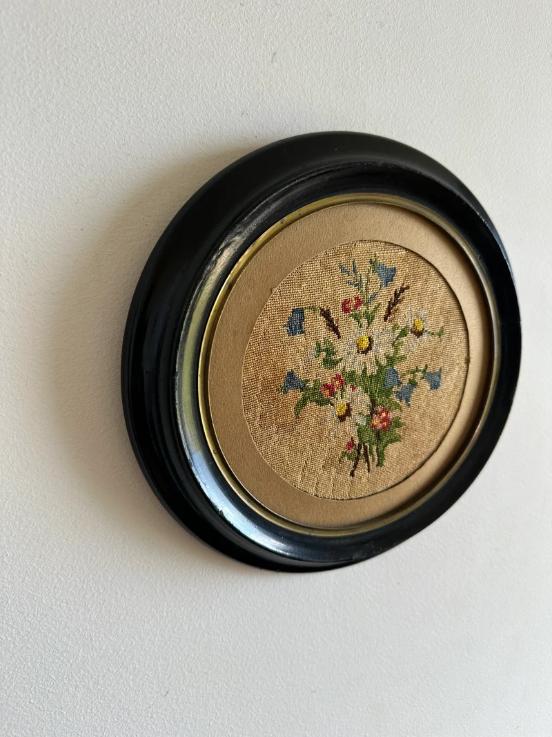 Broderie florale 19ème cadre en bois rond foncé