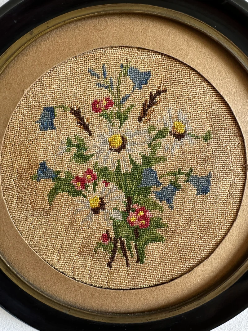 Broderie florale 19ème cadre en bois rond foncé