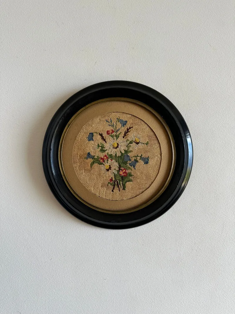 Broderie florale 19ème cadre en bois rond foncé