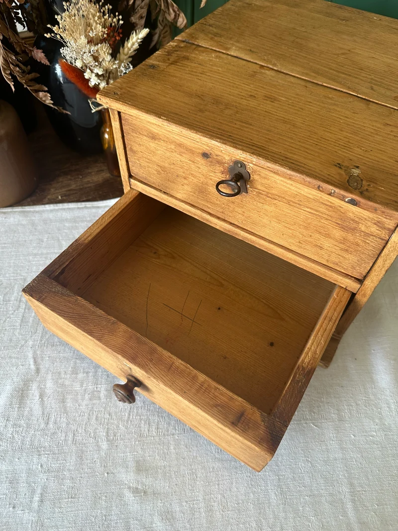 Boite de rangement artisanale en bois 1950