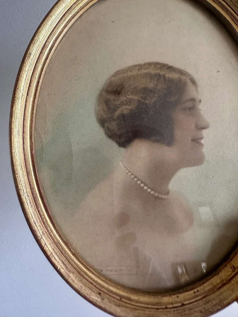 Portrait jeune femme de profile collier de perle 1920