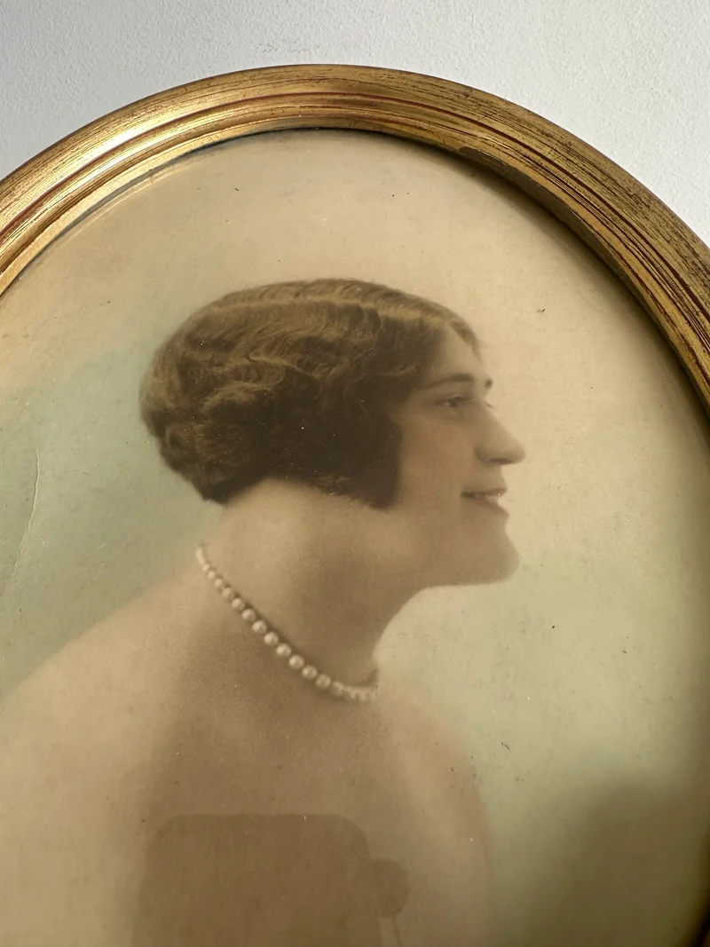 Portrait jeune femme de profile collier de perle 1920