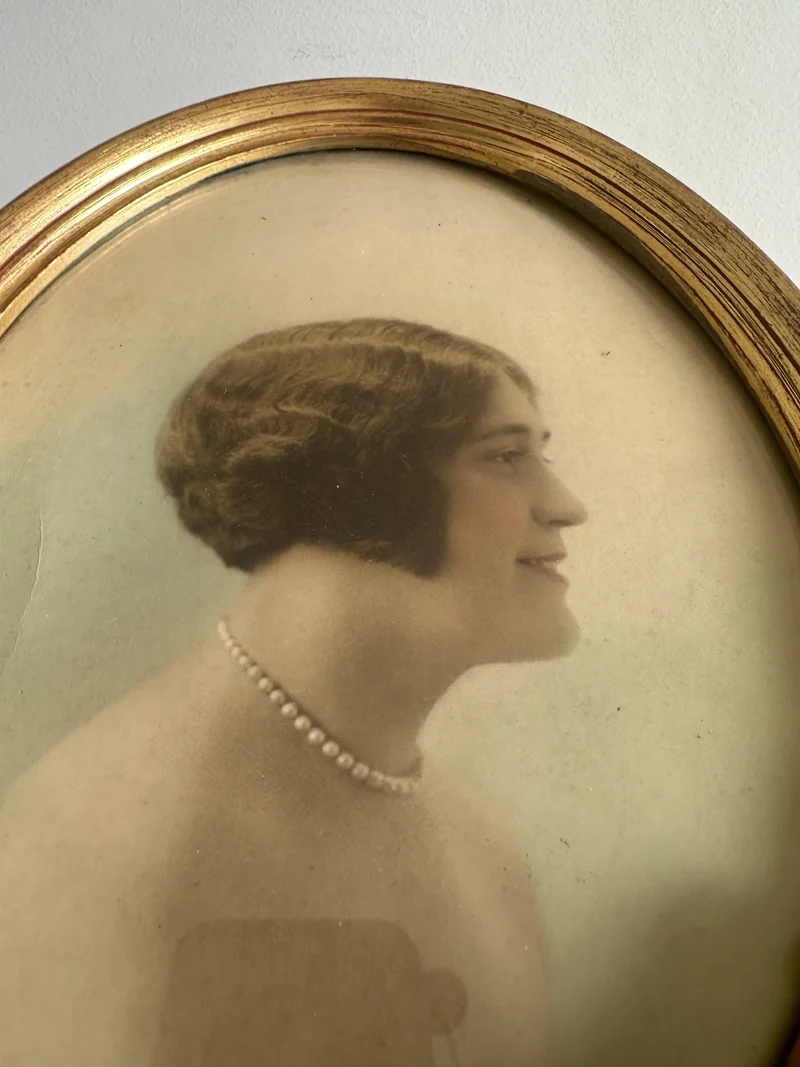 Portrait jeune femme de profile collier de perle 1920