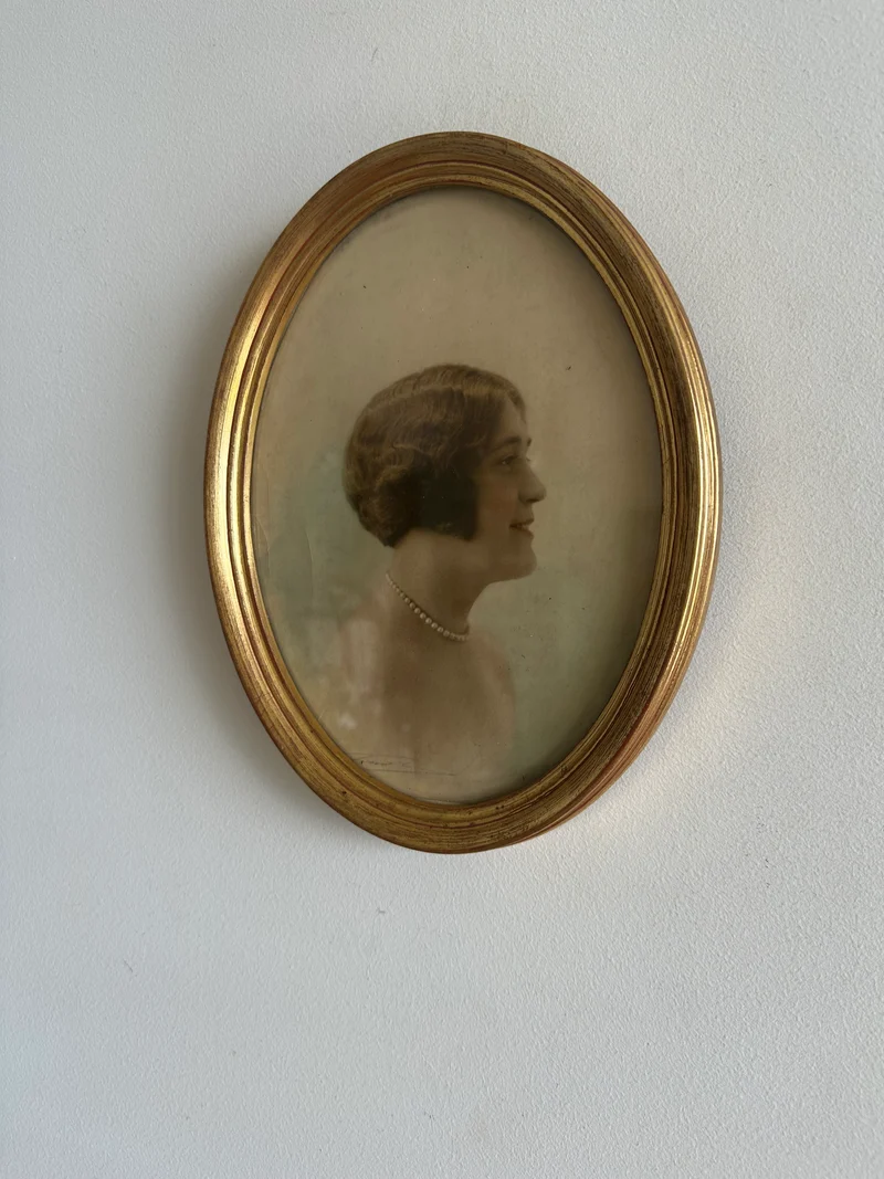 Portrait jeune femme de profile collier de perle 1920