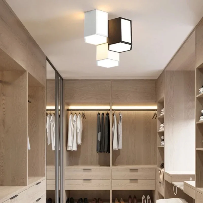 Plafonnier Entrée Couloir Triple Cube – Blanc, Noir ou Gris Clair