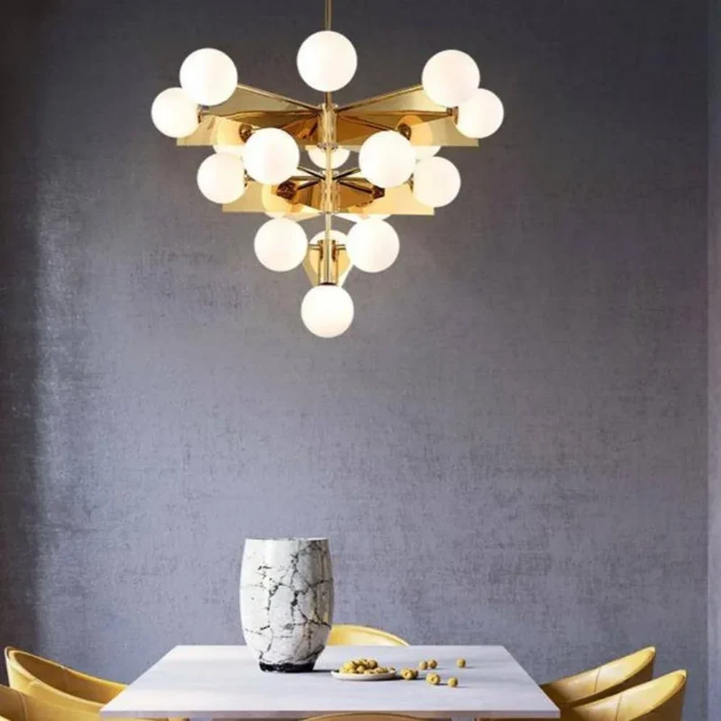 Lustre Grande Hauteur 18 Boules Dorées – Ambiance Scintillante Salon