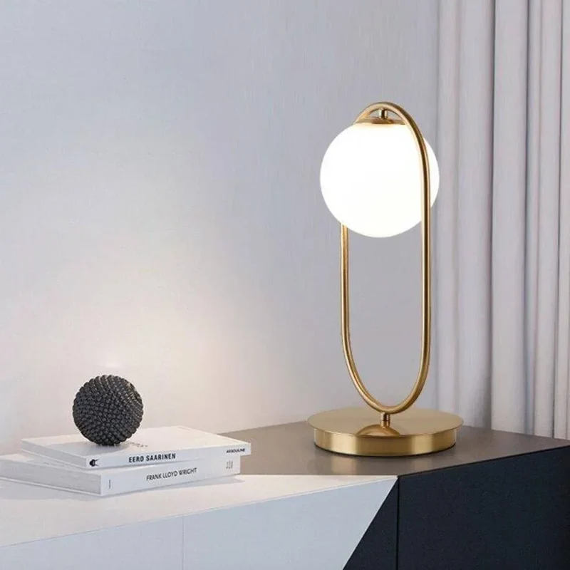 Lampe Boule à Poser Dorée – Anneau Métal, Ambiance Douce Bureau