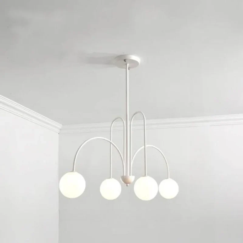 Lustre Or ou Noir à Boules Verre Dépoli – 4 ou 8 Ampoules au Choix