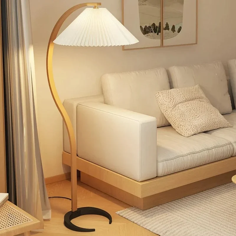 Lampadaire Arqué en Bois et Tissu Plissé – Style Vintage Élégant
