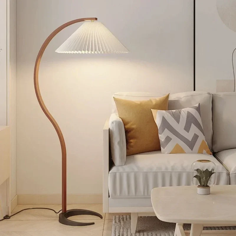 Lampadaire Arqué en Bois et Tissu Plissé – Style Vintage Élégant