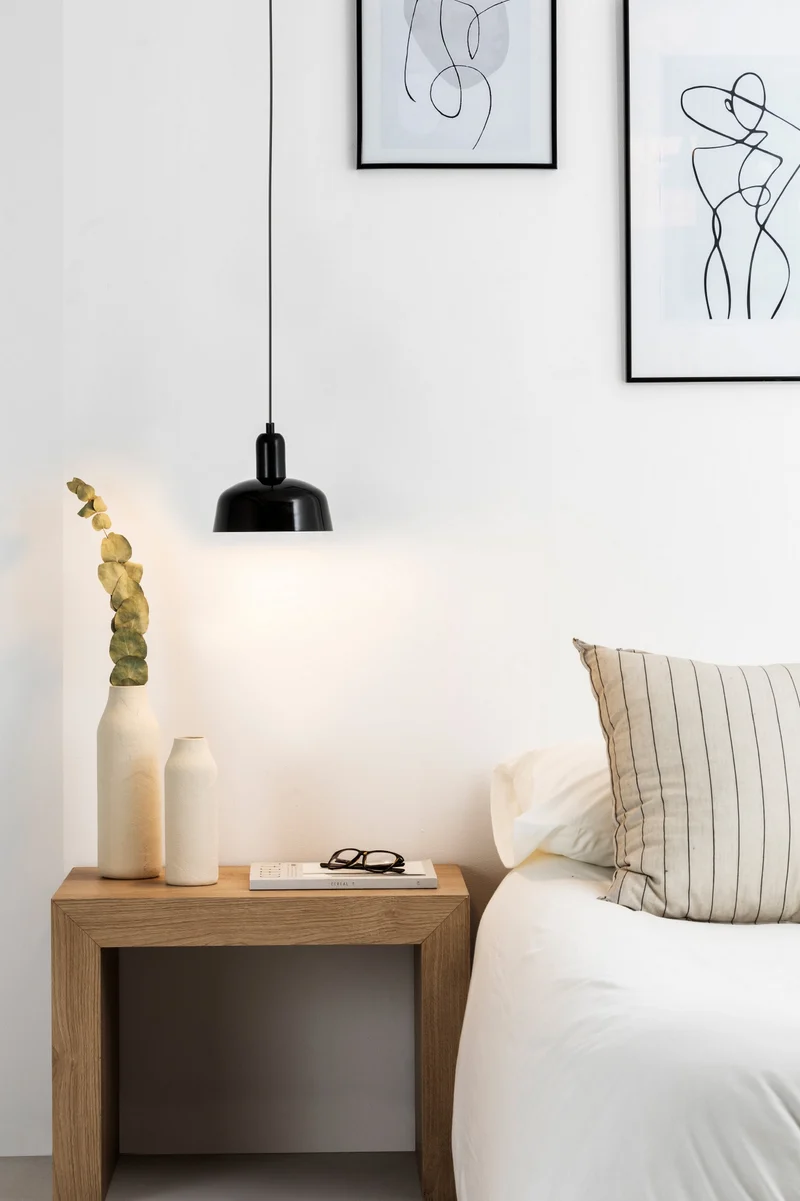 Suspension noire TATAWIN-S: élégance et modernité assurées.