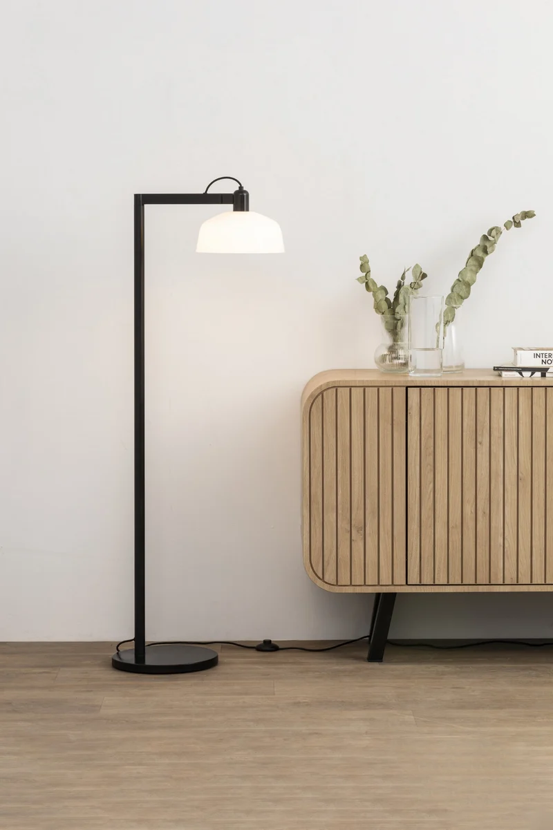 Lampadaire TATAWIN : éclairage élégant en noir et verre opale