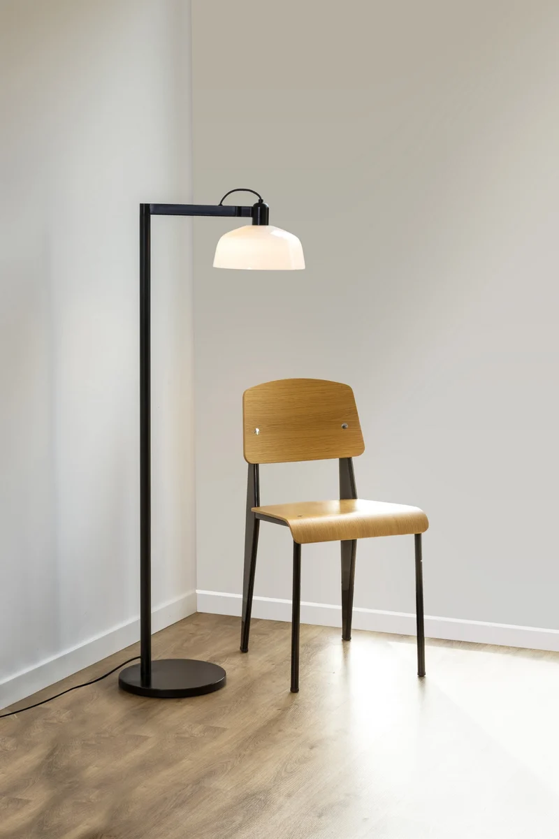 Lampadaire TATAWIN : éclairage élégant en noir et verre opale
