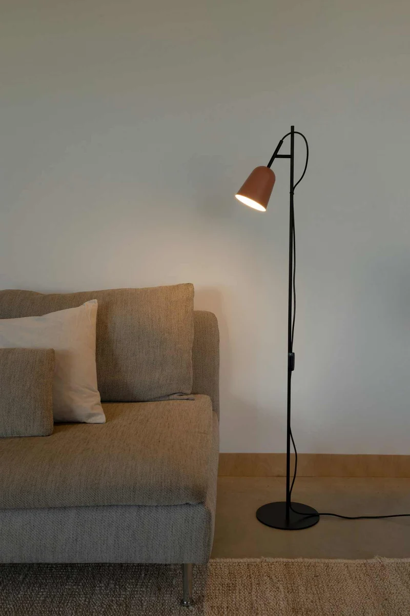 Lampadaire STUDIO rose : Élégance et lumière subtile