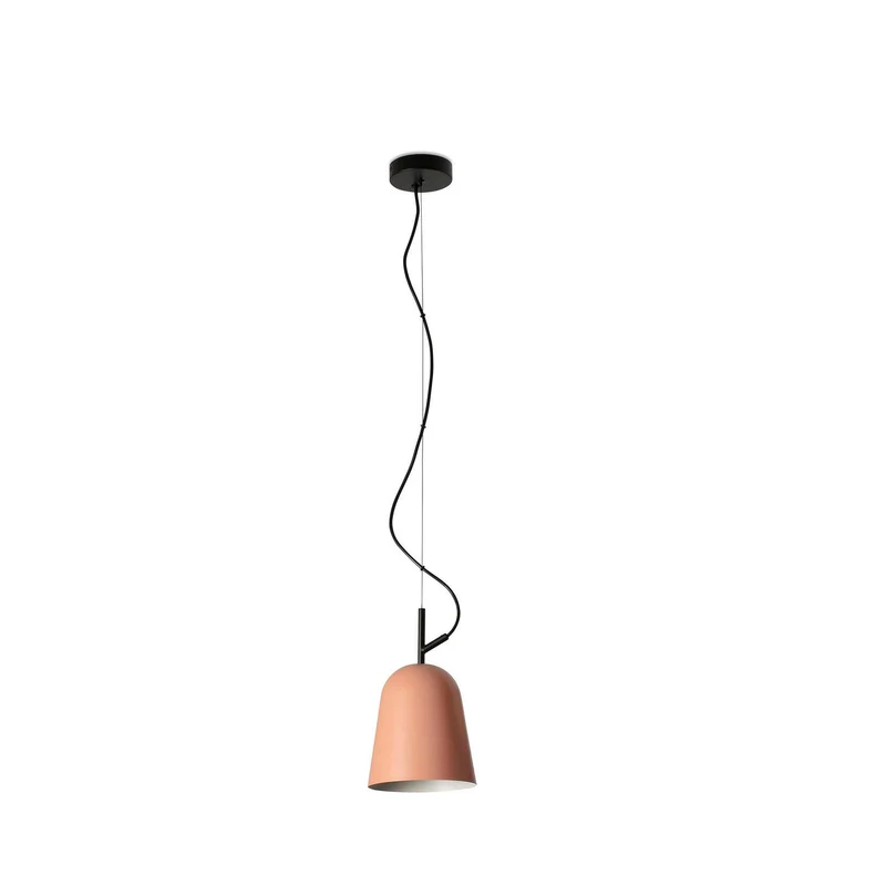 Suspension STUDIO 160 rose : élégance et modernité illuminent votre intérieur.