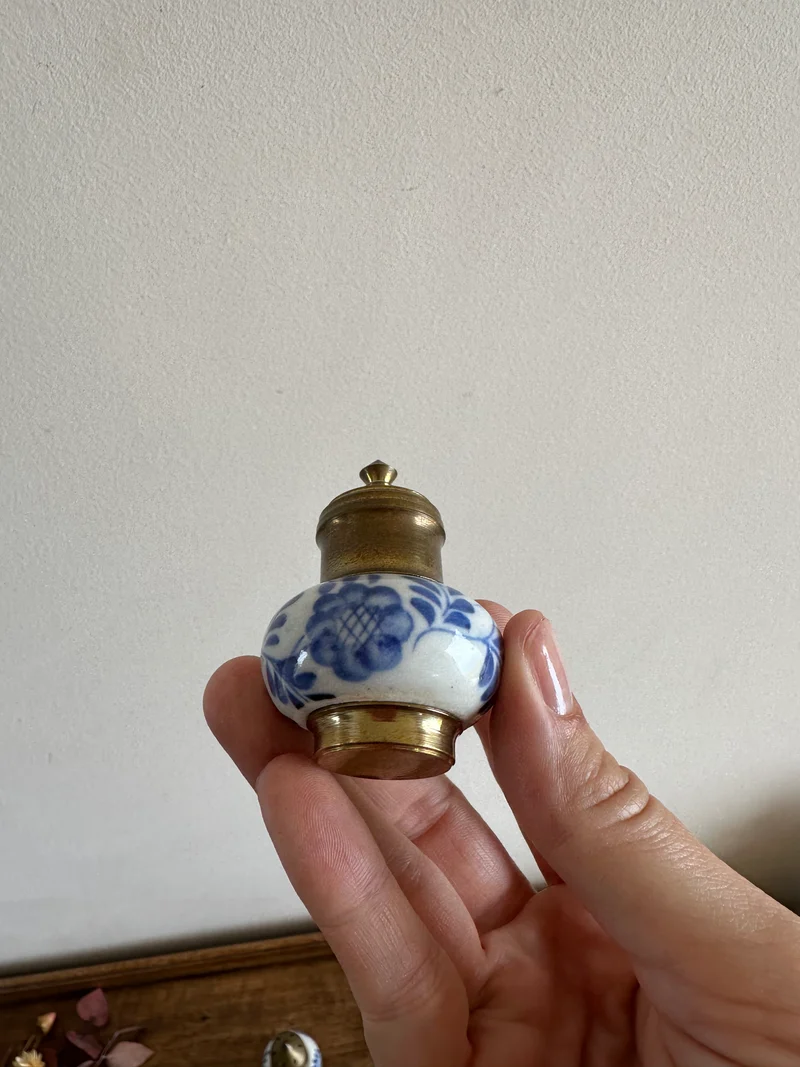 Salière et poivrière en porcelaine décorées main