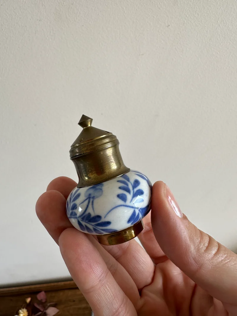 Salière et poivrière en porcelaine décorées main