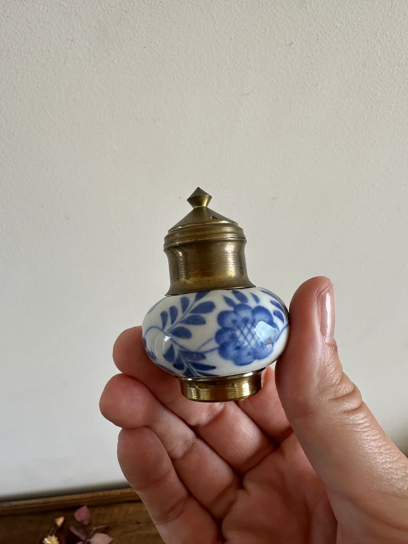 Salière et poivrière en porcelaine décorées main