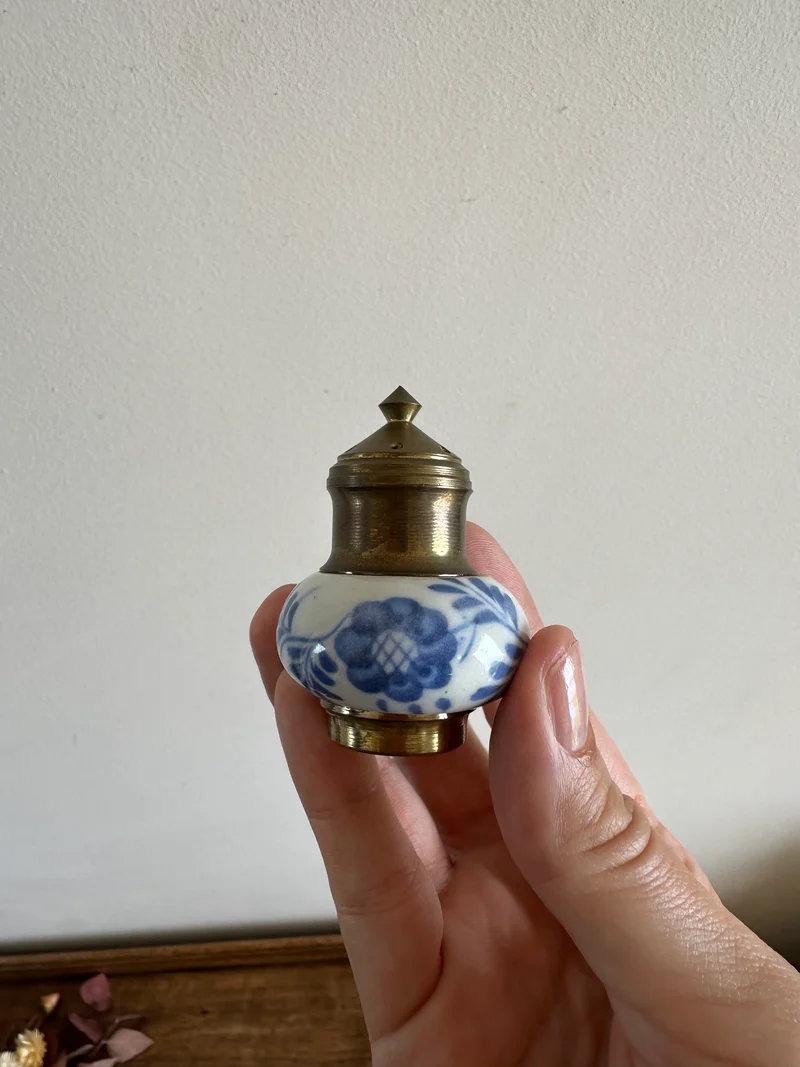 Salière et poivrière en porcelaine décorées main