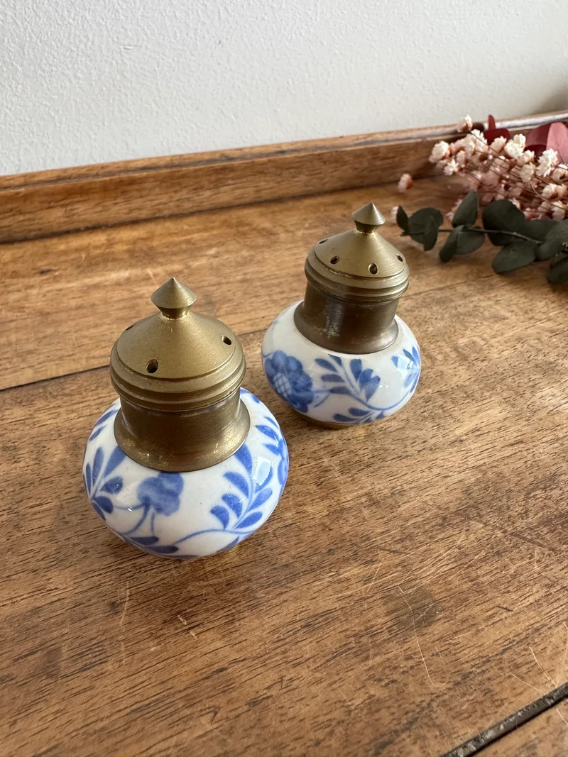 Salière et poivrière en porcelaine décorées main