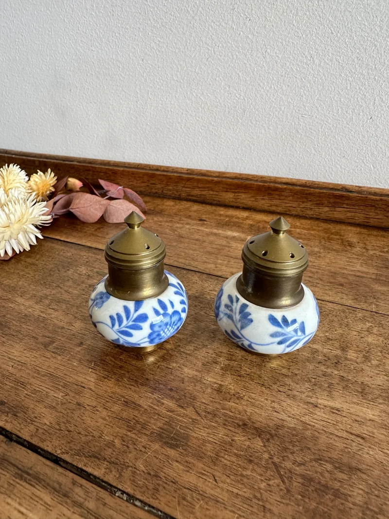Salière et poivrière en porcelaine décorées main