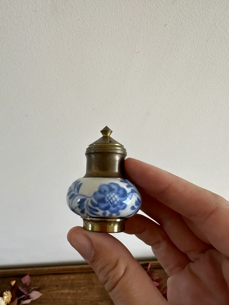 Salière et poivrière en porcelaine décorées main