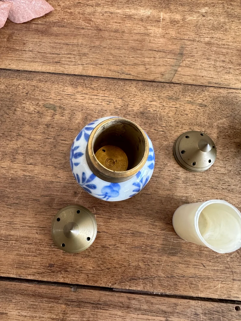 Salière et poivrière en porcelaine décorées main